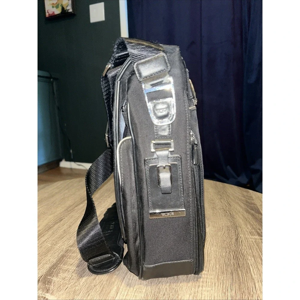 TUMI Arrive Galeao Messenger‎ Bag Laptop Black Nylon Leather 25671D